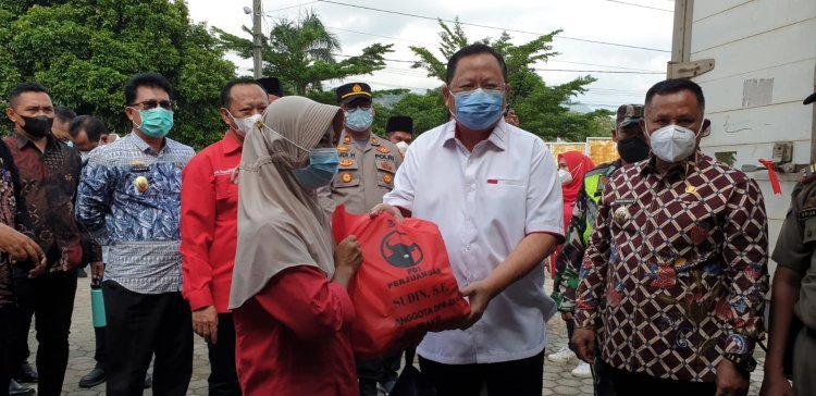 Penyerahan bantuan vaksin Covid 19 dan sembako