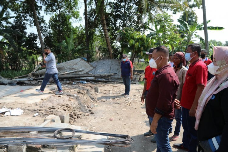 H. NANANG ERMANTO Bupati Lampung selatan  sekaligus Ketua DPC PDI Perjuangan Lampung Selatan  memberikan bantuan kepada Basuki warga desa sidowaluyo kec sidomulyo yg mengalami musibah rumah roboh