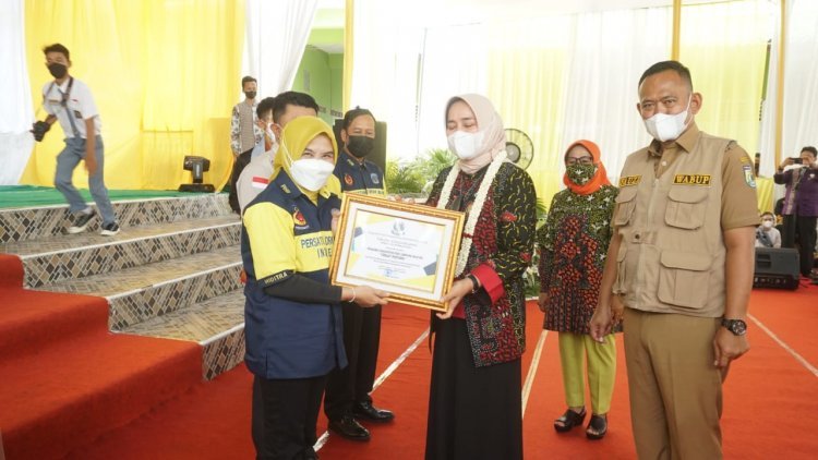 Bunda Winarni Menerima Penghargaan  Persatuan Drum Band Indonesia (PDBI)