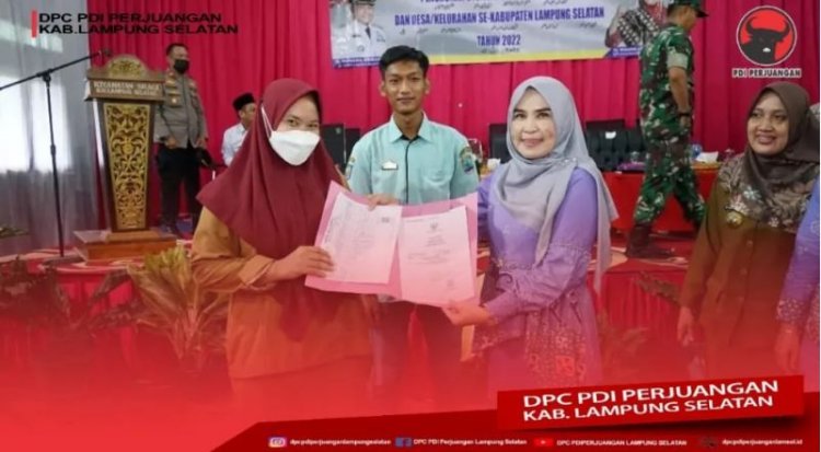 Duta Swasembada Gizi Kabupaten Lampung Selatan Hj. Winarni Nanang Ermanto memberikan paparan mengenai program Gerakan Swasembada Gizi, kepada seluruh Tim Percepatan Penurunan Stunting (TPPS) tingkat Kecamatan dan Desa se-Kecamatan Sragi.