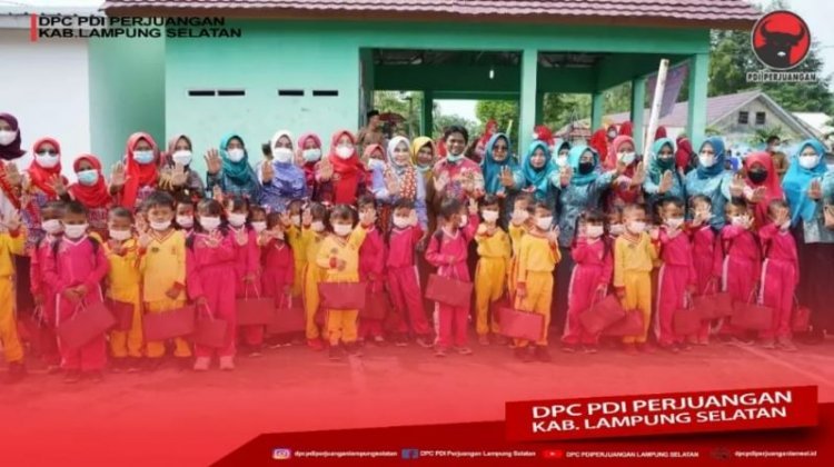 Duta Swasembada Gizi Kabupaten Lampung Selatan Hj. Winarni Nanang Ermanto memberikan paparan mengenai program Gerakan Swasembada Gizi, kepada seluruh Tim Percepatan Penurunan Stunting (TPPS) tingkat Kecamatan dan Desa se-Kecamatan Sragi.