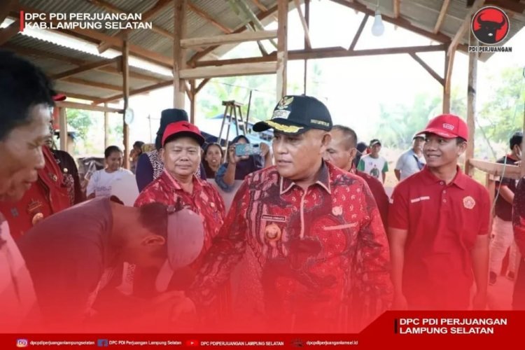 Bupati Lampung Selatan H. Nanang Ermanto beserta Jajaran Pejabat tinjau lokasi Pembangunan Renovasi rumah warga akibat hujan deras di Kecamatan Candipuro.
