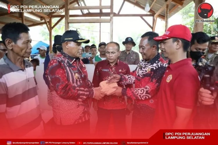 Bupati Lampung Selatan H. Nanang Ermanto beserta Jajaran Pejabat tinjau lokasi Pembangunan Renovasi rumah warga akibat hujan deras di Kecamatan Candipuro.
