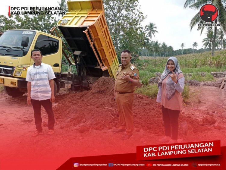 H. Nanang Ermanto Ketua DPC PDI Perjuangan Lampung Selatan Sekaligus Bupati Lampung Selatan Meninjau Pembangunan Gedung Aula Pertemuan DPC PDI Perjuangan Lampung Selatan
