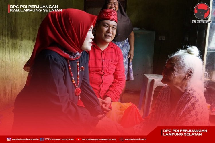 Kader PDI Perjuangan Lampung Selatan Bapak Ardiansyah Mendampingi Bunda Hj. Winarni Nanang Ermanto Mengunjungi Masyarakat Natar