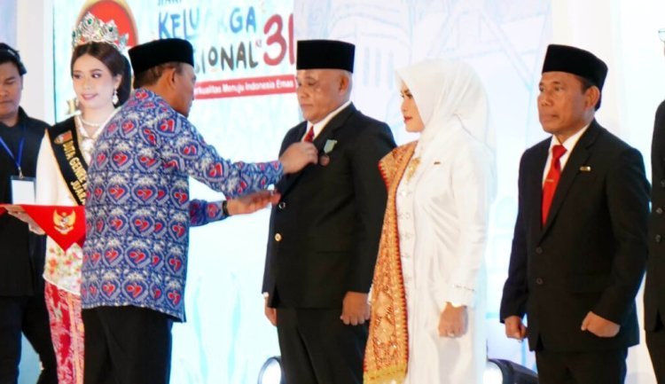 Bupati Nanang Ermanto dan Ketua TP PPK Lampung Selatan Winarni Nanang Ermanto Terima Tanda Kehormatan Satyalancana Wira Karya, Satu-satunya Wakil Pulau Sumatera