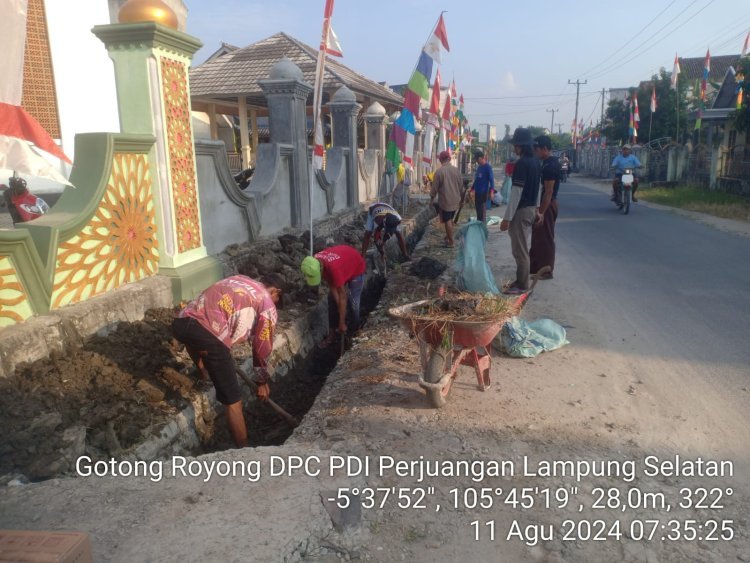 DPC PDI Perjuangan Lampung Selatan Gelar Gerakan Operasi Bersih Sampah