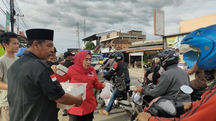 Rosdiana SH Anggota Fraksi PDI Perjuangan Lampung Selatan Bagikan 1.000 paket Takjil Berbuka Puasa